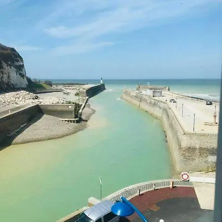 La Rotonde Vue Sur *